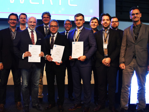 Dr. Dirk Böhm mit dem Zertifikat der Deutschen Gesellschaft für Schulter und Ellbogenchirurgie